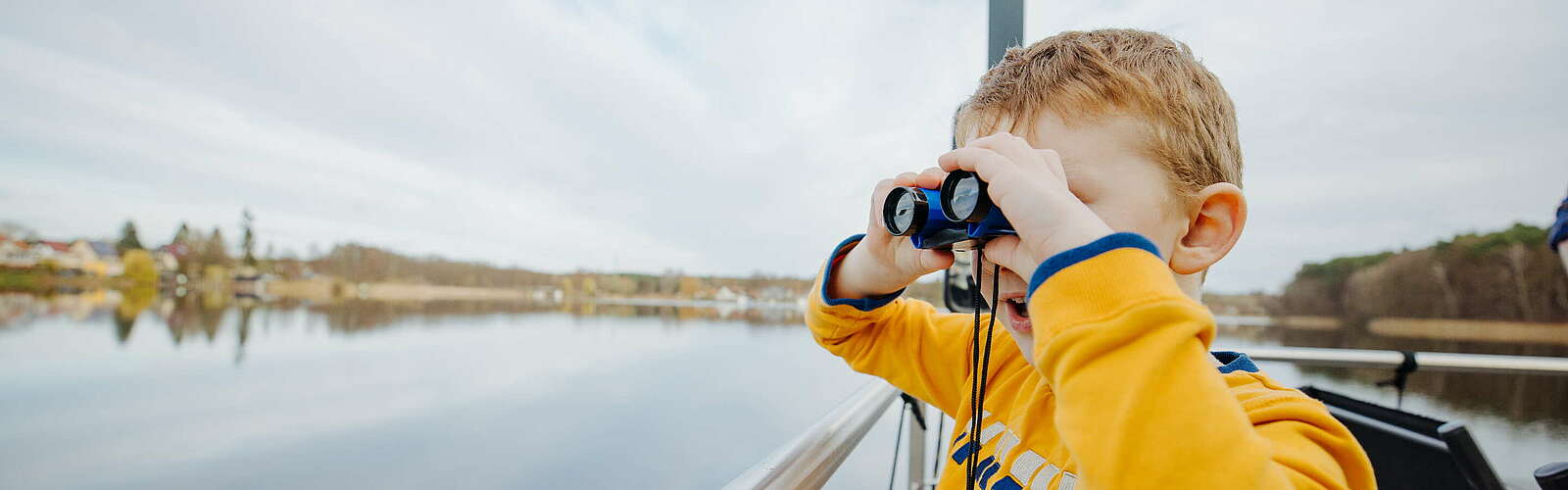 Junge mit Fernglas,
        
    

        Foto: Tourismusverband Ruppiner Seenland e.V./Julia Nimke