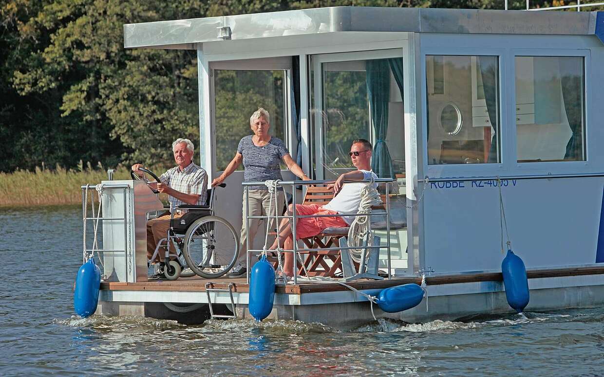 Viele Charterer bieten auch Hausboote an, die komplett mit einem Rollstuhl befahrbar sind – zum Beispiel das Febomobil von Kuhnle Tours.