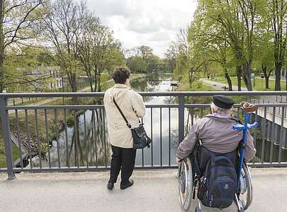 Rollstuhlfahrer im Schlosspark Oranienburg