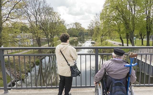 Rollstuhlfahrer im Schlosspark Oranienburg