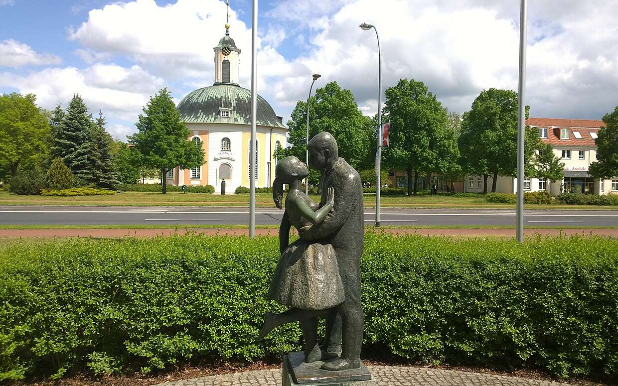 Kuss auf der Schwedter Lindenallee, Skulptur von Axel Schulz aus dem Jahre 1965.