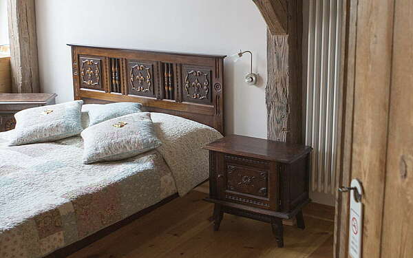 Blick ins historische Schlafzimmer mit bretonischem Bett