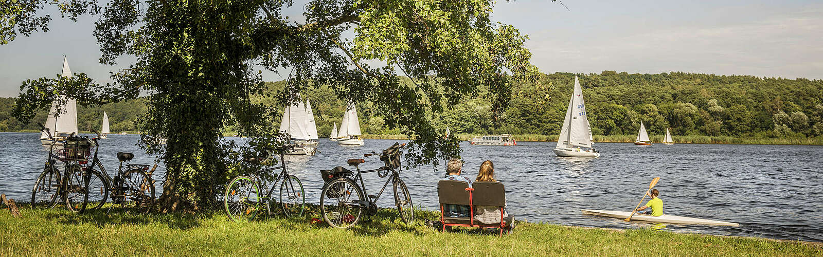 Radfahrer machen Pause und schauen aufs Wasser,
        
    

        Foto: visitBerlin/Dagmar Schwelle