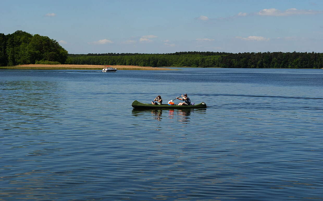 Ein Kanufahrer auf einem der Rheinsberger Seen.