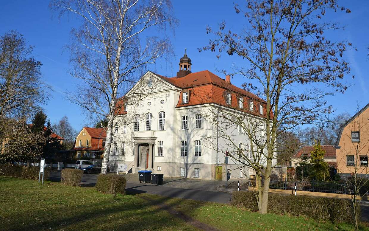 Das Rathaus von Kirchmöser liegt in unmittelbarer Nähe zum Bahnhof.