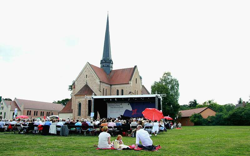 



        
            Brandenburgische Sommerkonzerte in Doberlug,
        
    

        
        
            Foto: Peter Dörrie
        
    
