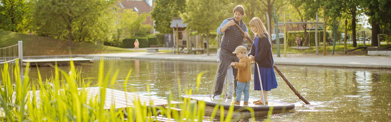 Familie auf dem Wasserspielplatz im Volkspark Potsdam,
        
    

        Foto: TMB-Fotoarchiv/Julia Nimke