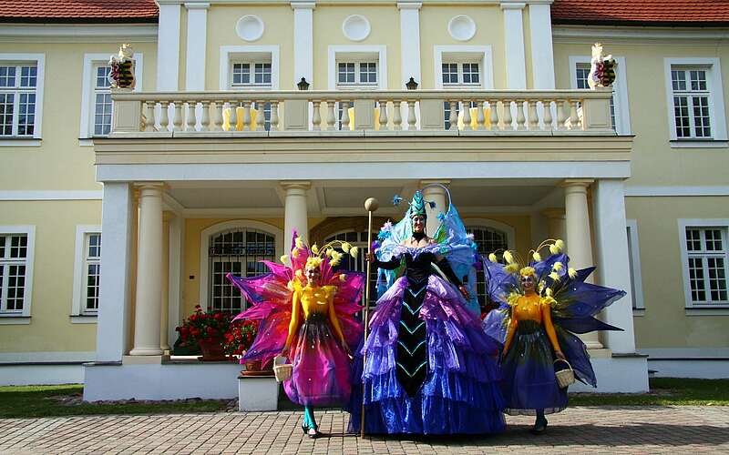 



        
            Wandelfiguren vor dem Schloss Stechau während der Brandenburgischen Sommerkonzerte,
        
    

        
        
            Foto: Peter Dörrie
        
    