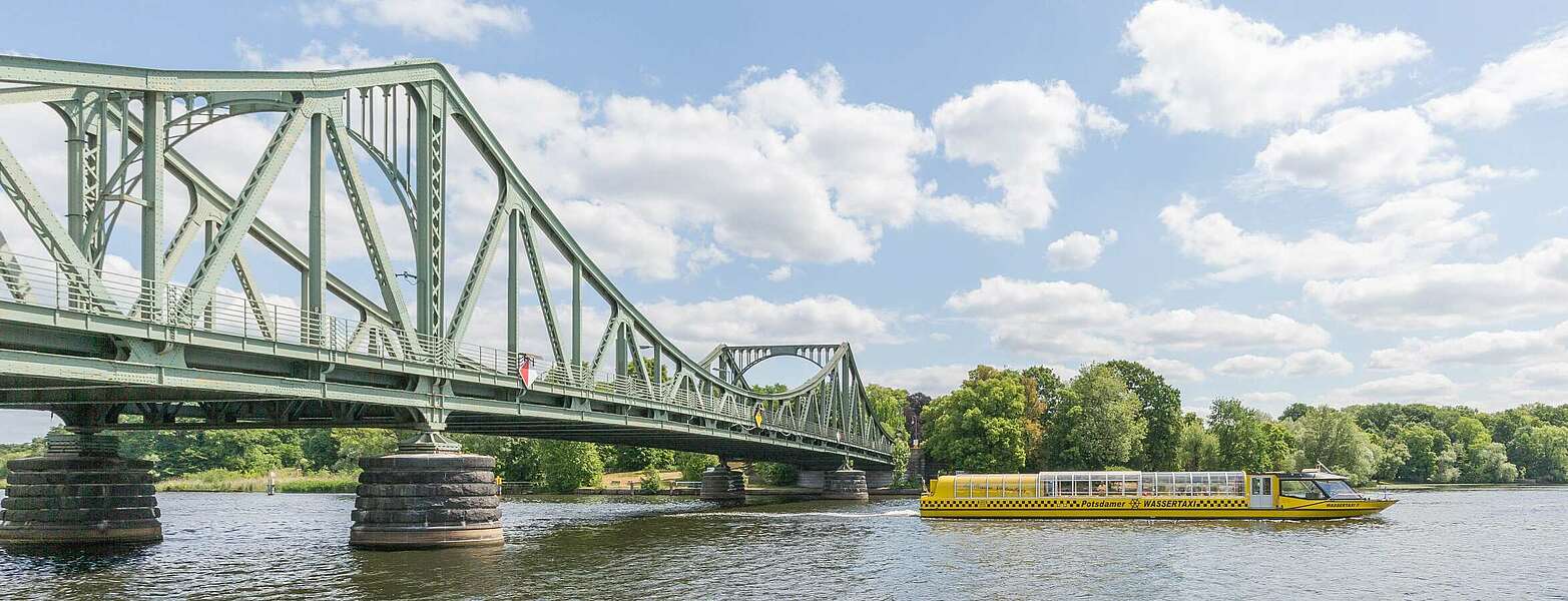Wassertaxi Glienicker Brücke in Potsdam,
        
    

        Foto: TMB-Fotoarchiv/Steffen Lehmann