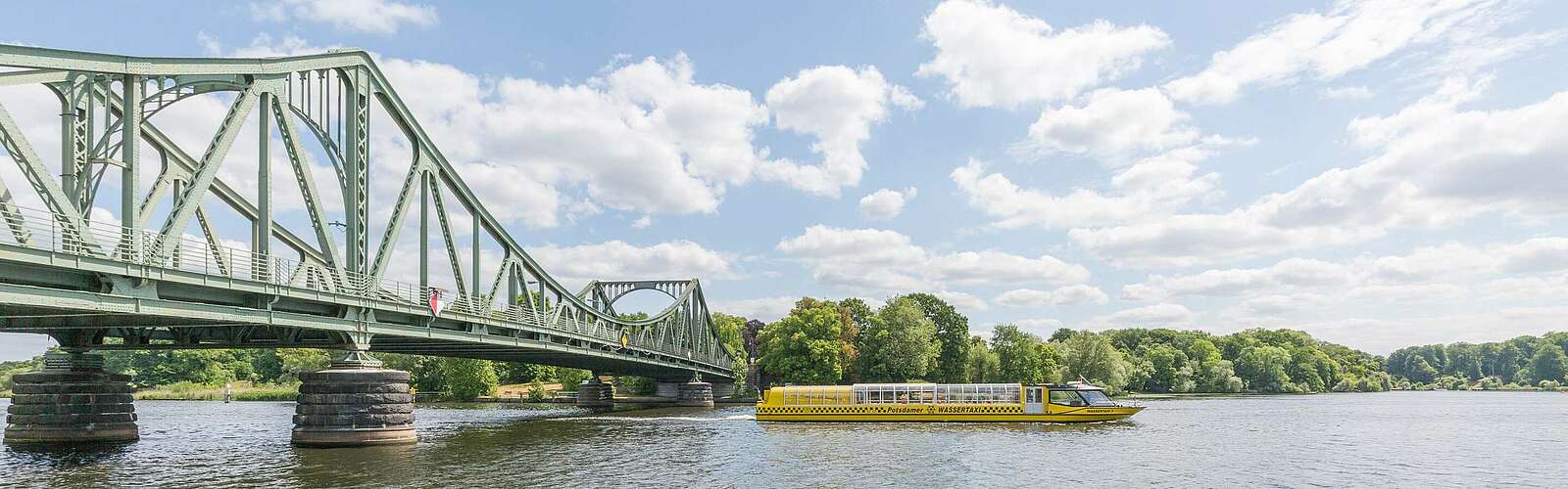 Wassertaxi Glienicker Brücke in Potsdam,
        
    

        Foto: TMB-Fotoarchiv/Steffen Lehmann