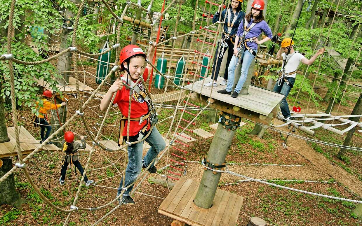 Im Kletternetz im Abenteuerpark Potsdam