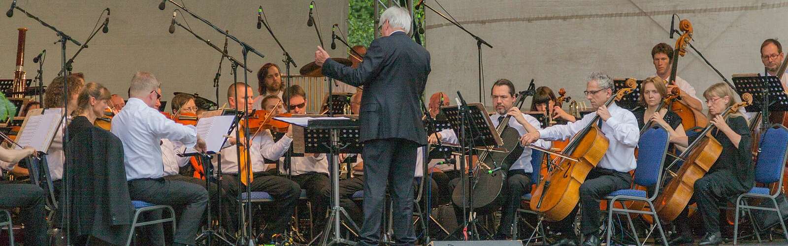 Ein klassisches Orchester auf einer Freilichtbühne,
        
    

        Foto: TMB-Fotoarchiv/Steffen Lehmann
