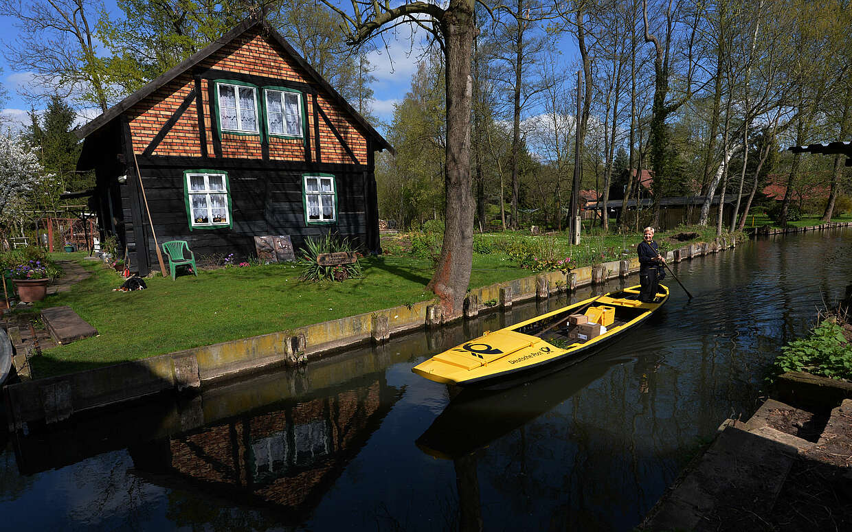 Andrea Bunar passiert ein Fachwerkhaus in Lehde