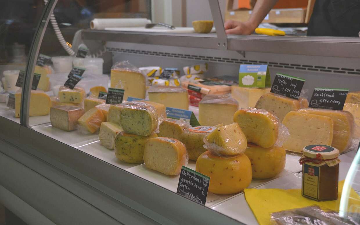 Alles Käse: In der Kühltruhe liegen rund 30 verschiedene Sorten aus Brandenburg.