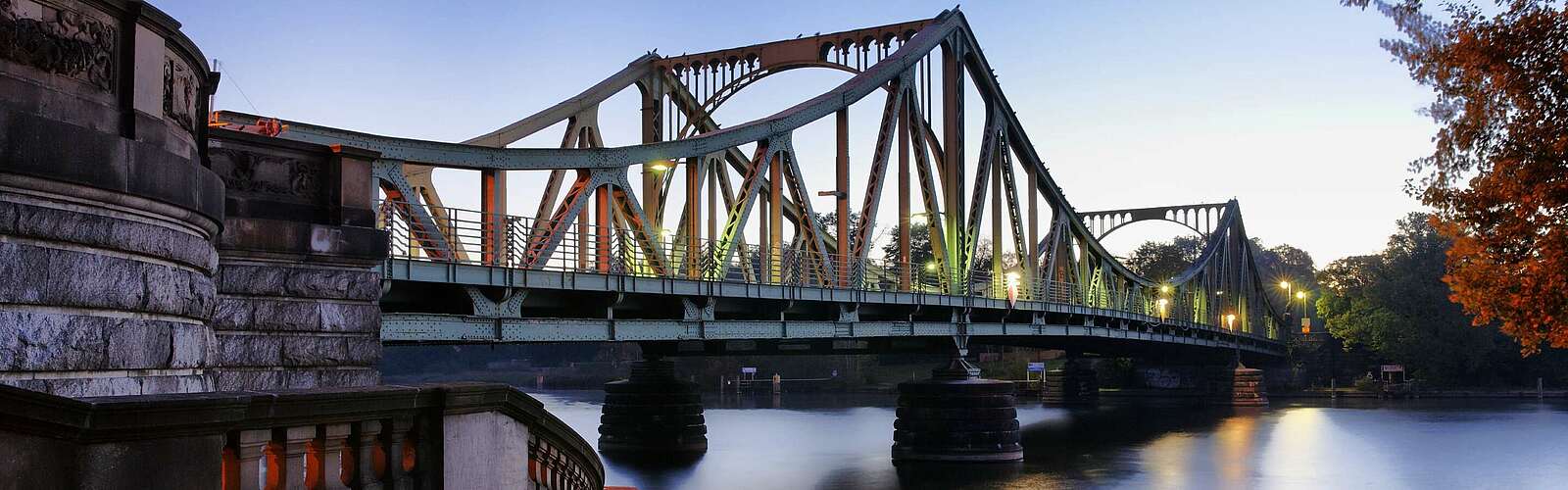 Glienicker Brücke in der Abenddämmerung,
        
    

        Foto: TMB-Fotoarchiv/Ulf Böttcher