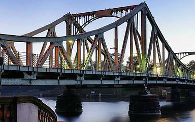 Glienicker Brücke in der Abenddämmerung