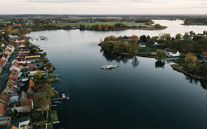 



        
            Luftaufnahme von der Fähre Pritzerbe nach Kützkow,
        
    

        Foto: Tourismusverband Havelland e.V./Steven Ritzer
    