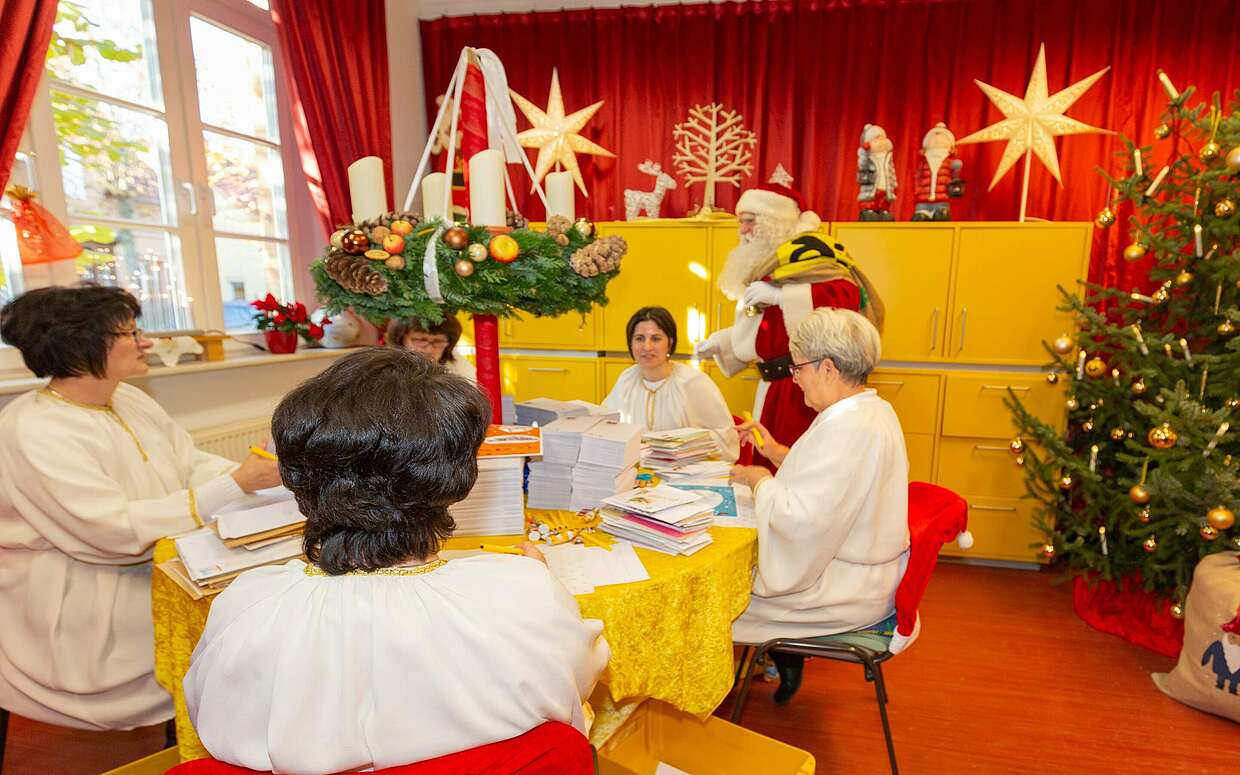 Weihnachtsengel im Postamt Himmelpfort