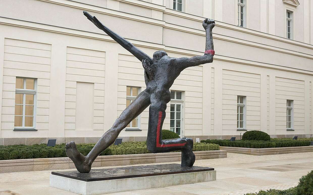 Die Skulptur "Jahrhundertschritt" im Museum Barberini