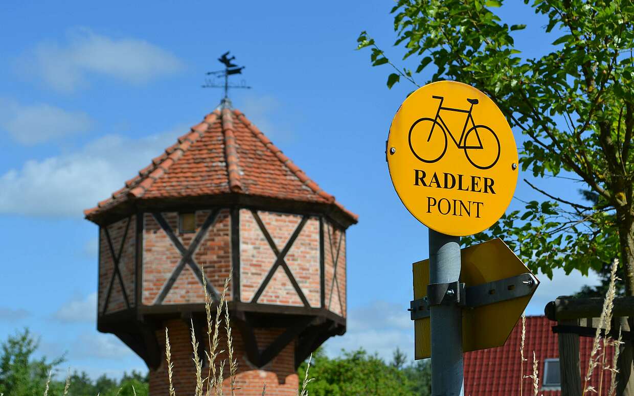Radler-Infopunkt in Glambeck: Im restaurierten Taubenturm befindet sich ein kleines Museum.