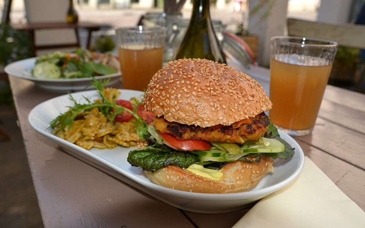 Auf der Speisenkarte im Bistro „Wildwuchs“ steht zum Beispiel dieser vegane Burger aus einem Graupen-Patty.