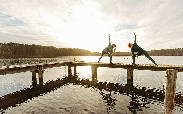 Sunrise-Yoga auf dem Steg