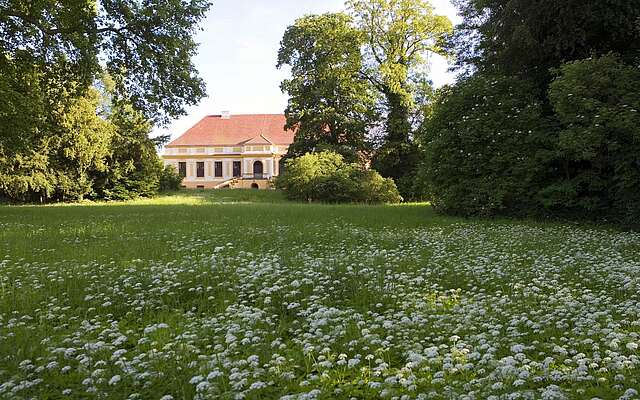 Schloss Caputh mit Parkanlage