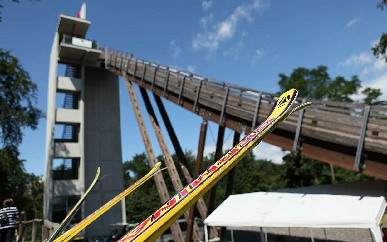 Der Schanzenturm ist 38 Meter hoch. Mit ihren 66 Metern Länge ist sie nicht nur die längste Skisprungschanze Brandenburgs, sondern gleichzeitig die nördlichste in ganz Deutschland.