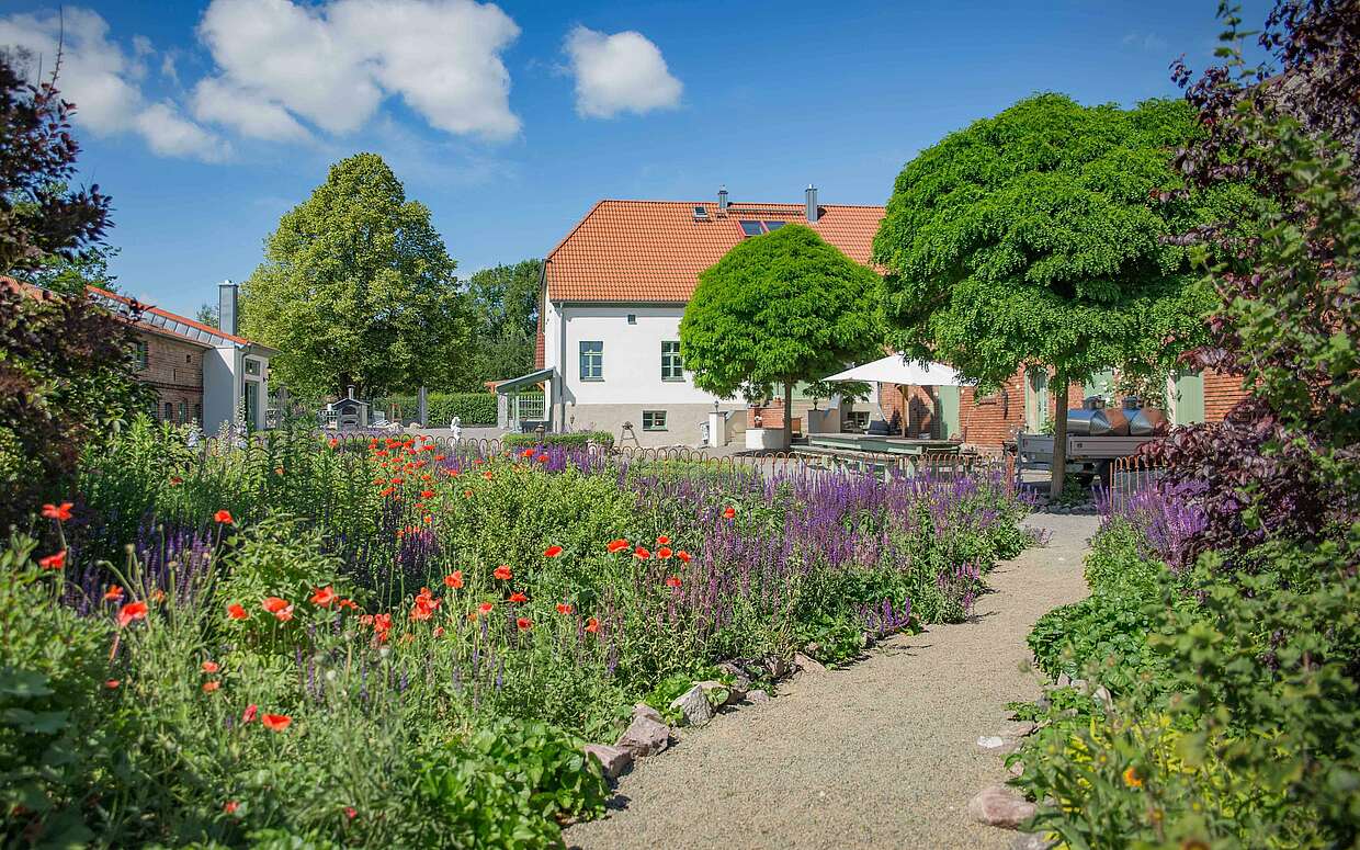 Das Gelände der Landmanufaktur „Königin von Biesenbrow“ ist für Besucher zugänglich. Hier befindet sich neben dem Hofladen auch ein Schaugarten mit 120 verschiedenen Apfelsorten. 