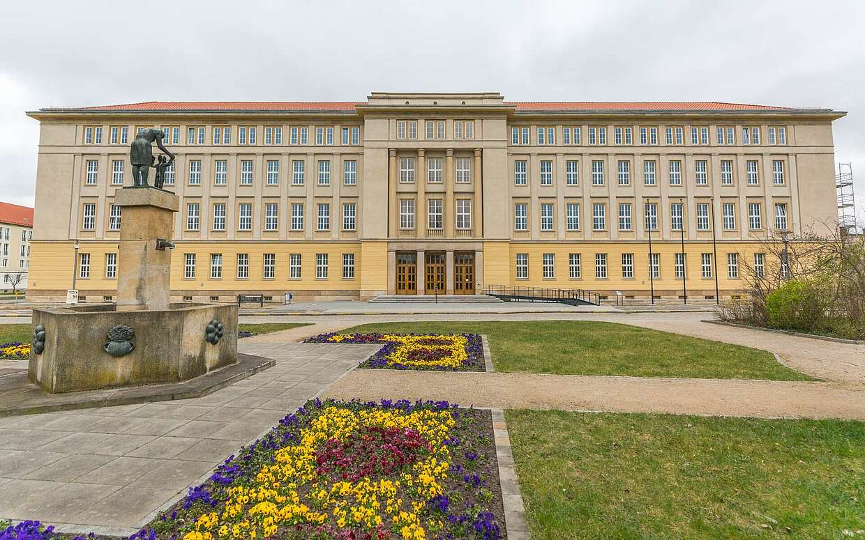 Das Haus der vielen Fenster: Das Rathaus von Eisenhüttenstadt.