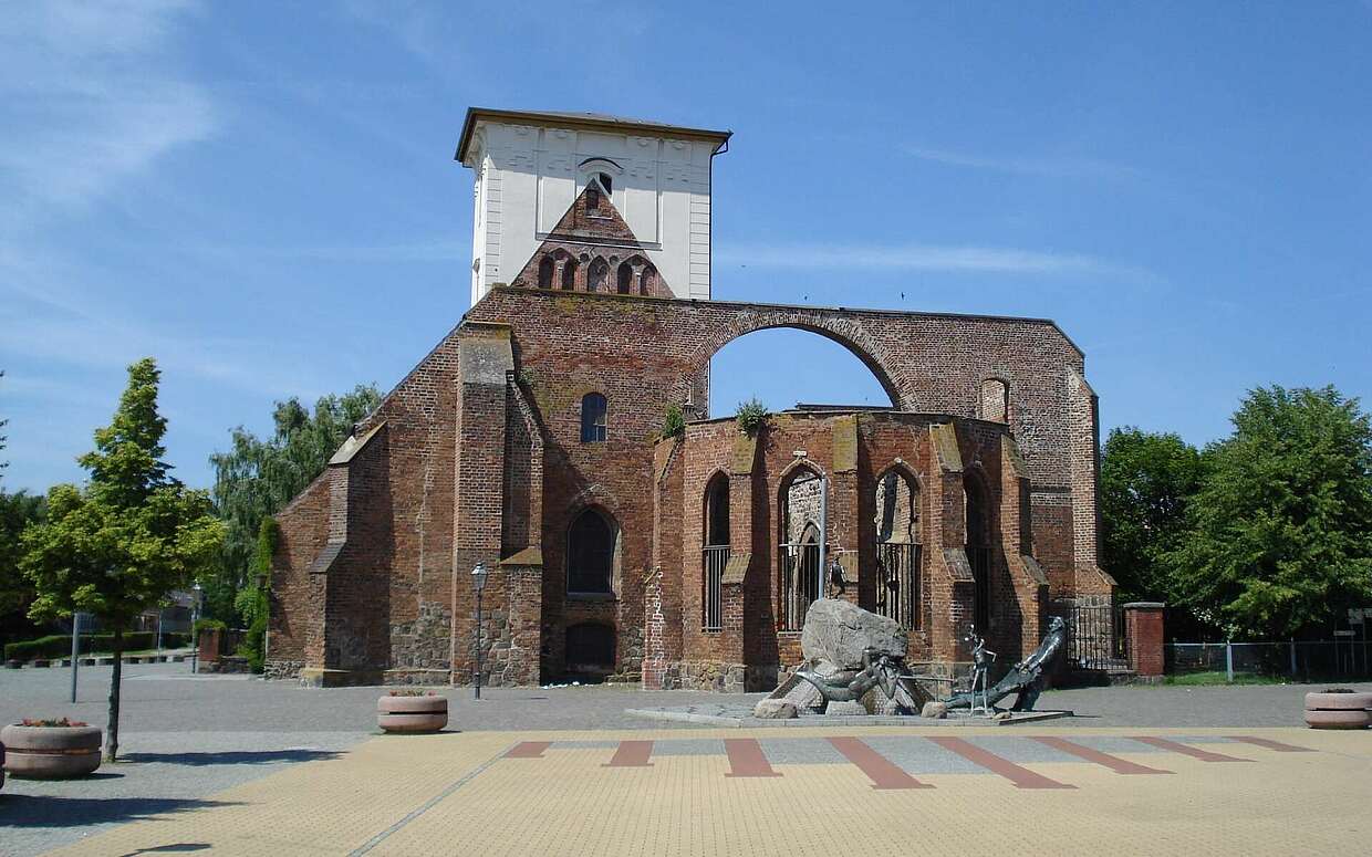 Die Marienkirche im Zentrum von Wriezen wurde im April 1945 schwer beschädigt und ist seitdem eine Ruine. Nur der Turm wurde in den 1990er-Jahren mit einem flachen Dach versehen.