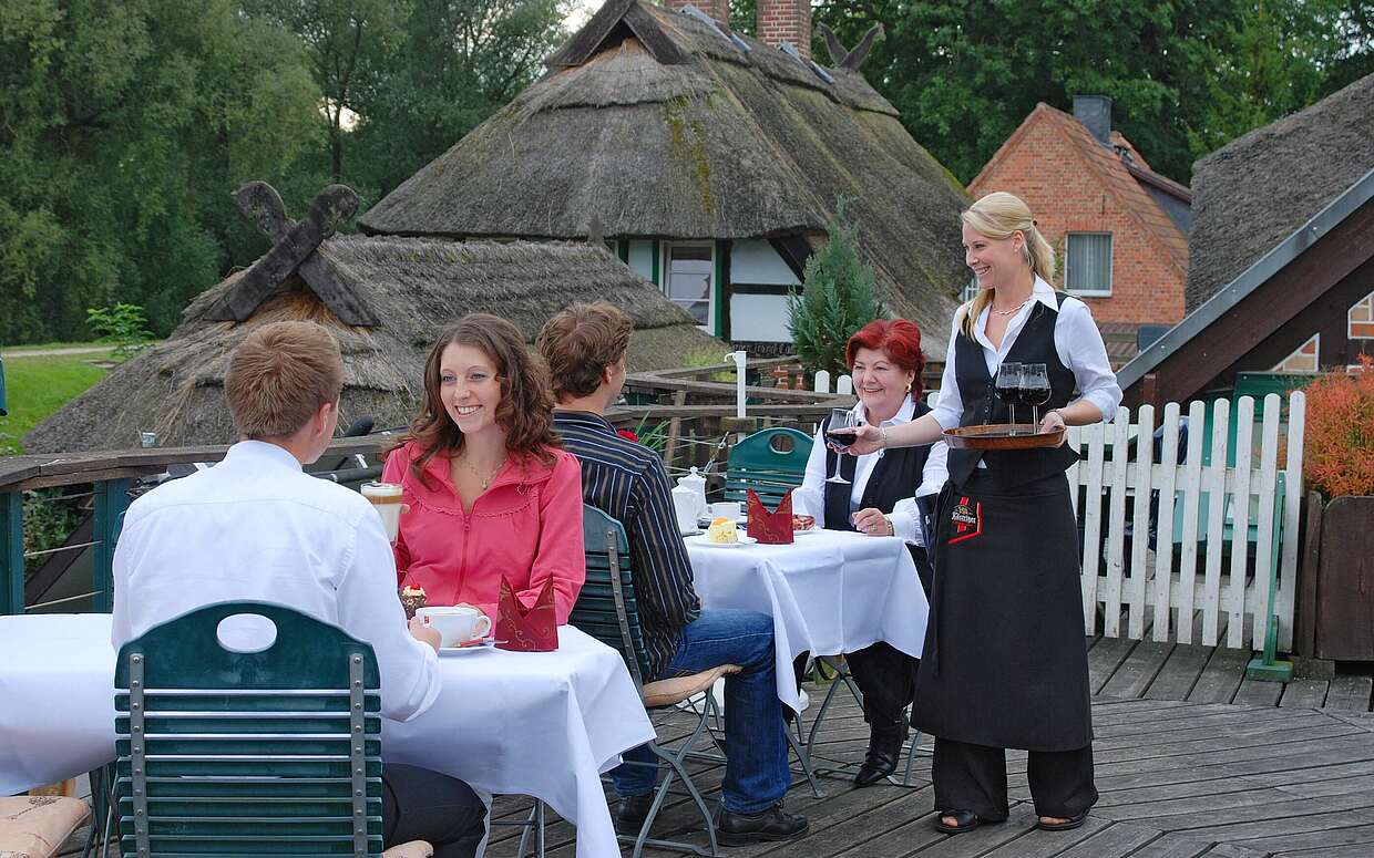 Terrasse des Restaurants Alte Fischerkate in Mödlich