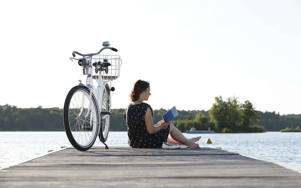 Im Elbe-Elster-Land können müde Radler in ein Kanu steigen und einen Teil der Strecke paddeln.