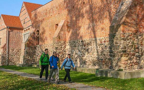 Wanderer an der Burg Storkow
