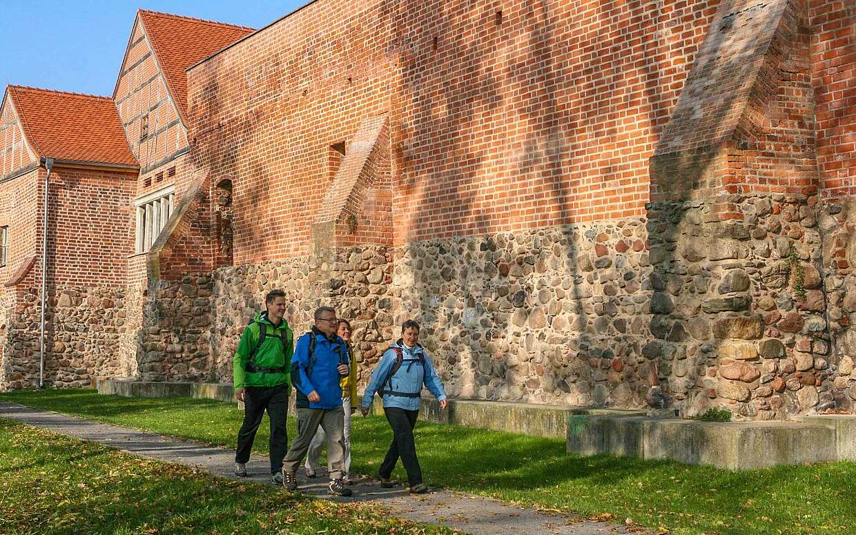 In der Nähe der Burg Storkow führt der 66-Seen-Wanderweg auch vorbei.