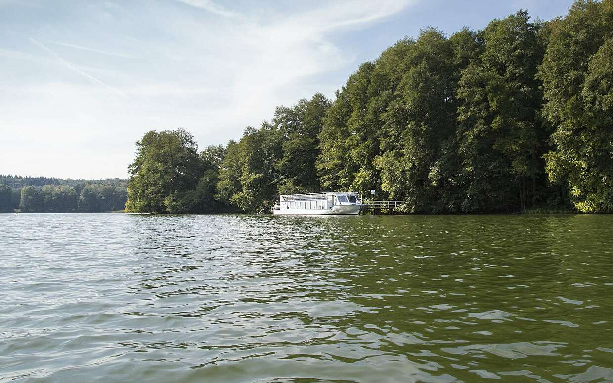 Ausflugsschiff am Tornowsee