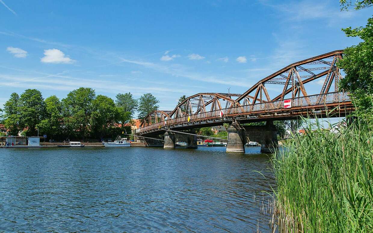 Über die alte Plauer Havelbrücke fuhr bis zum Jahr 2002 noch die Straßenbahn.