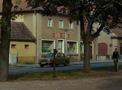 Eine andere Szene zeigt Nina Hoss auf dem Rad beim Fahren über den Marktplatz.