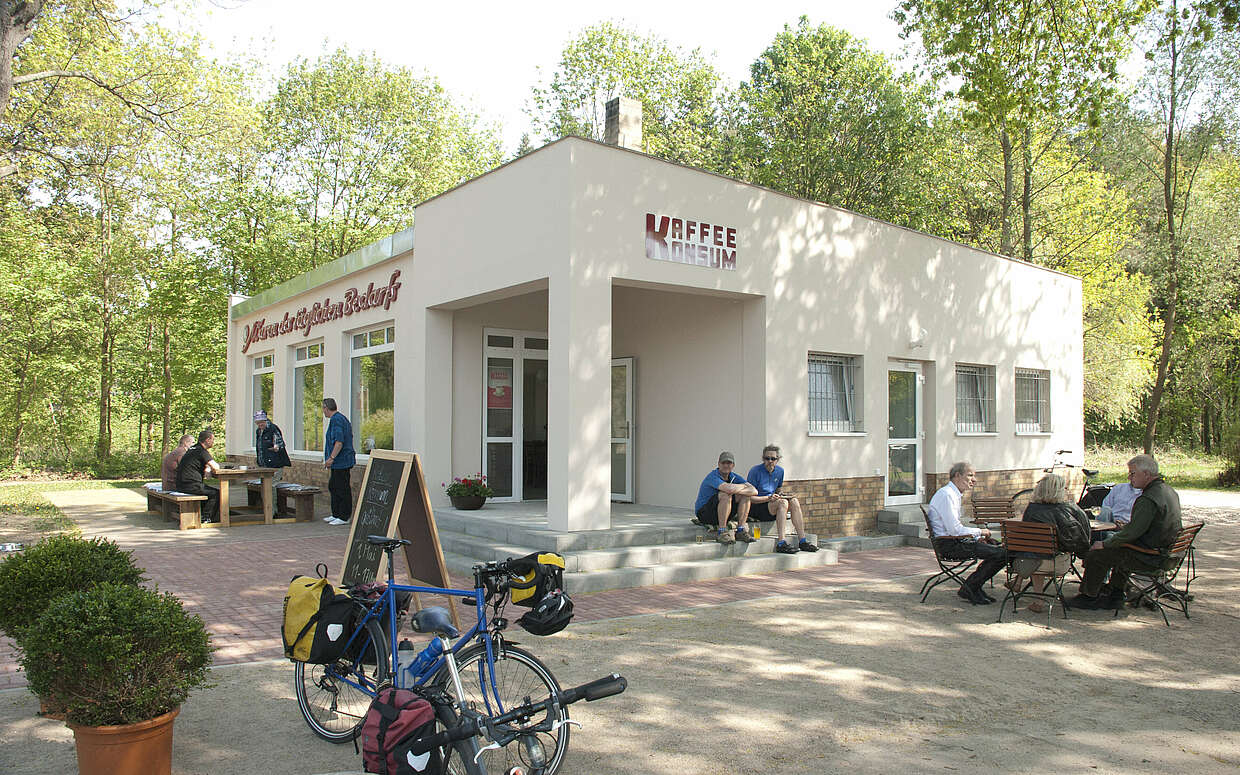 Fahrradpause am KaffeeKonsum in Wolletz
