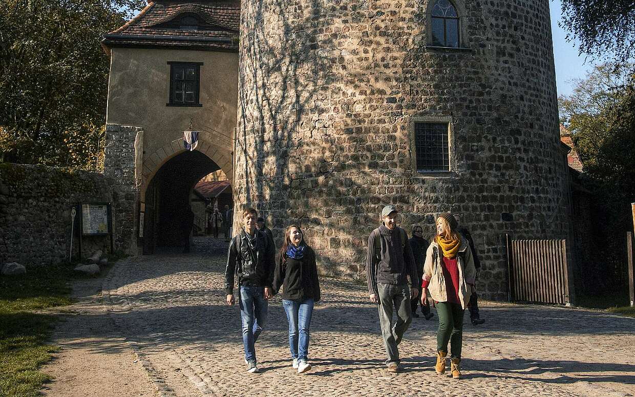 Der Bergfried im Hintergrund ist das markante Aushängeschild der Burg Rabenstein.