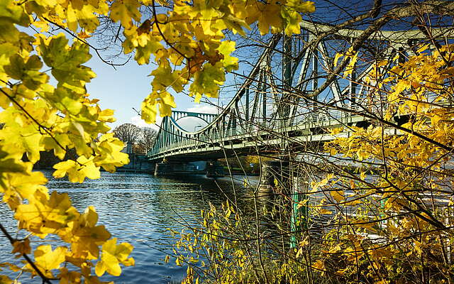 Glienicker Brücke im Herbst