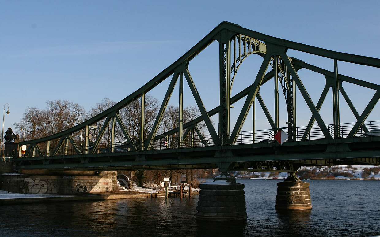 Auf der Durchfahrt durch die Glienicker Brücke