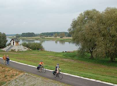 Radfahrer am Pegelhaus von Ratzdorf