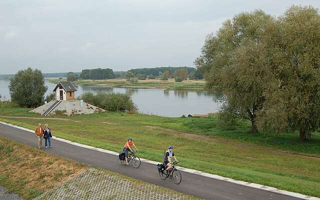 Radfahrer am Pegelhaus von Ratzdorf