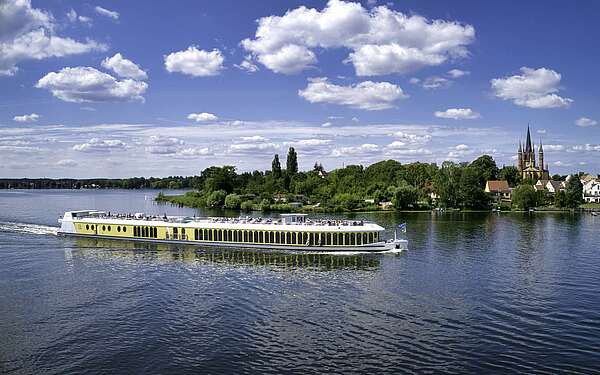 Inselrundfahrt mit der MS Sanssouci vor der Insel Werder