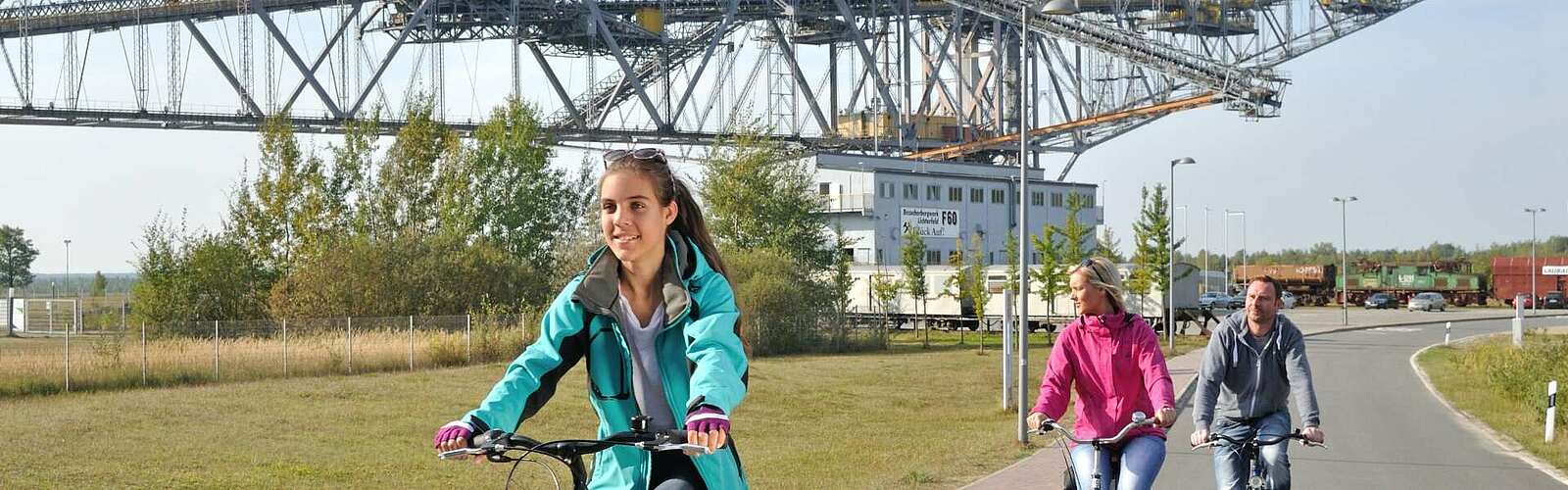 Radler vor der F60,
        
    

        Foto: Tourismusverband Lausitzer Seenland e.V./Nada Quenzel