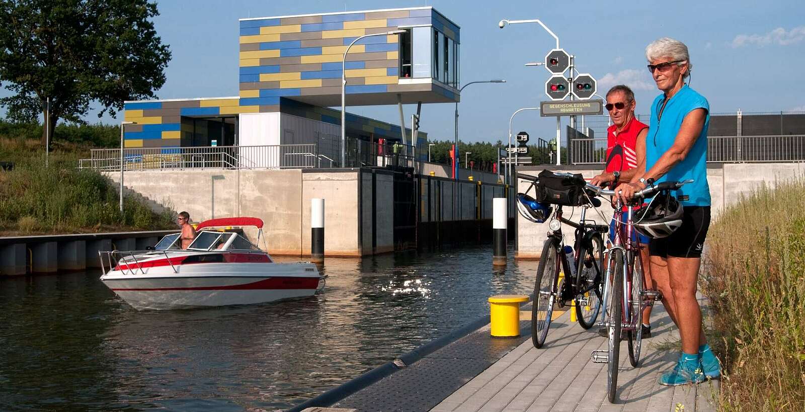 Radfahrer am Koschener Kanal im Lausitzer Seenland,
        
    

        Foto: Tourismusverband Lausitzer Seenland e.V./Nada Quenzel