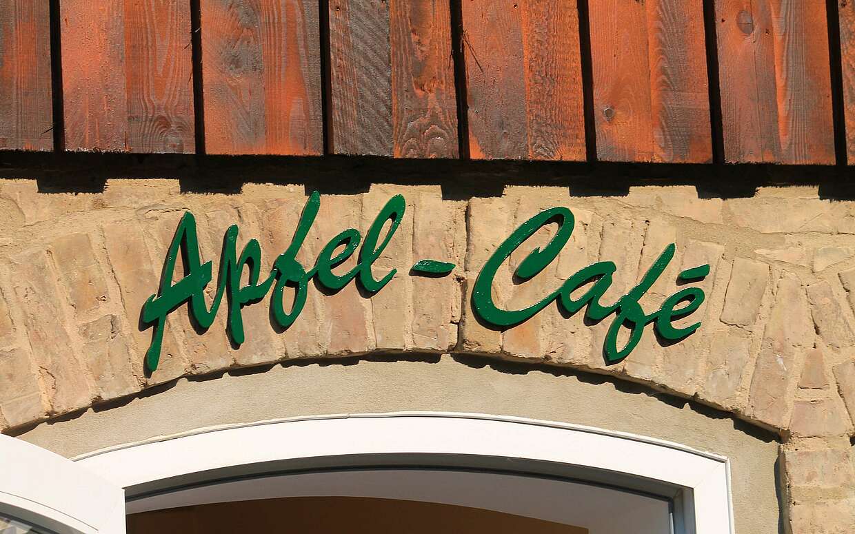 Neue Bestimmung für den ehemaligen Dorfkonsum in Lichtenhain: umgebaut zum Apfel-Café.