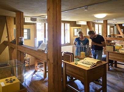 Besucher im historischen Glasmacherhaus in Neuglobsow