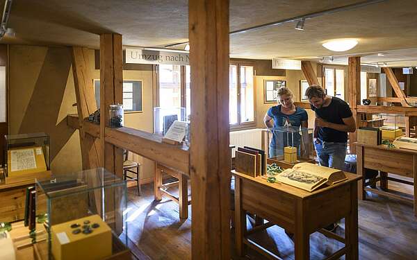 Besucher im historischen Glasmacherhaus in Neuglobsow